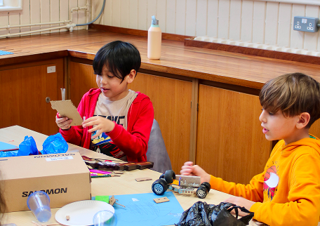 kids-summer-art-workshop-newham 1 Kids creating colourful crafts at a Rosetta Arts children's art class